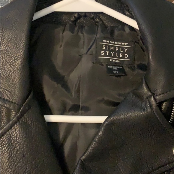 Simply styled leather jacket - Picture 2 of 5